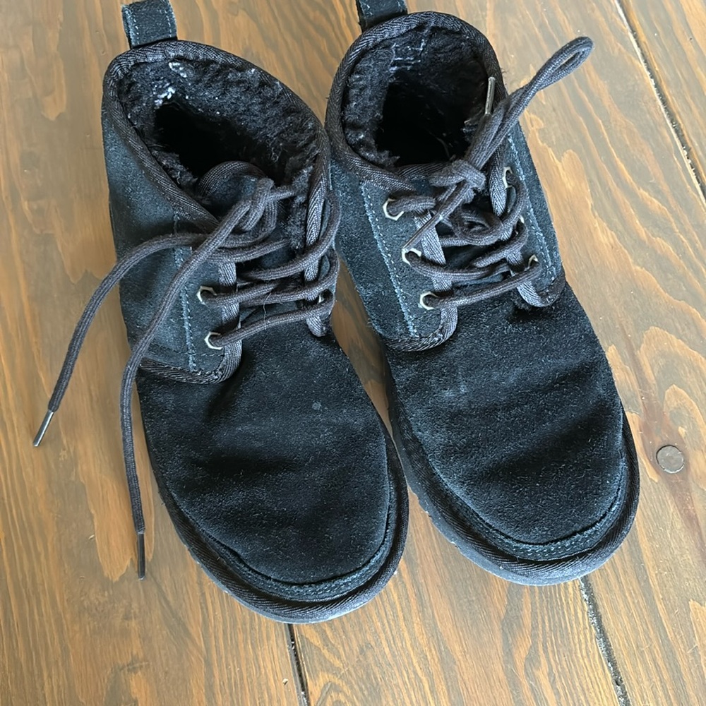 Black Ugg neumels